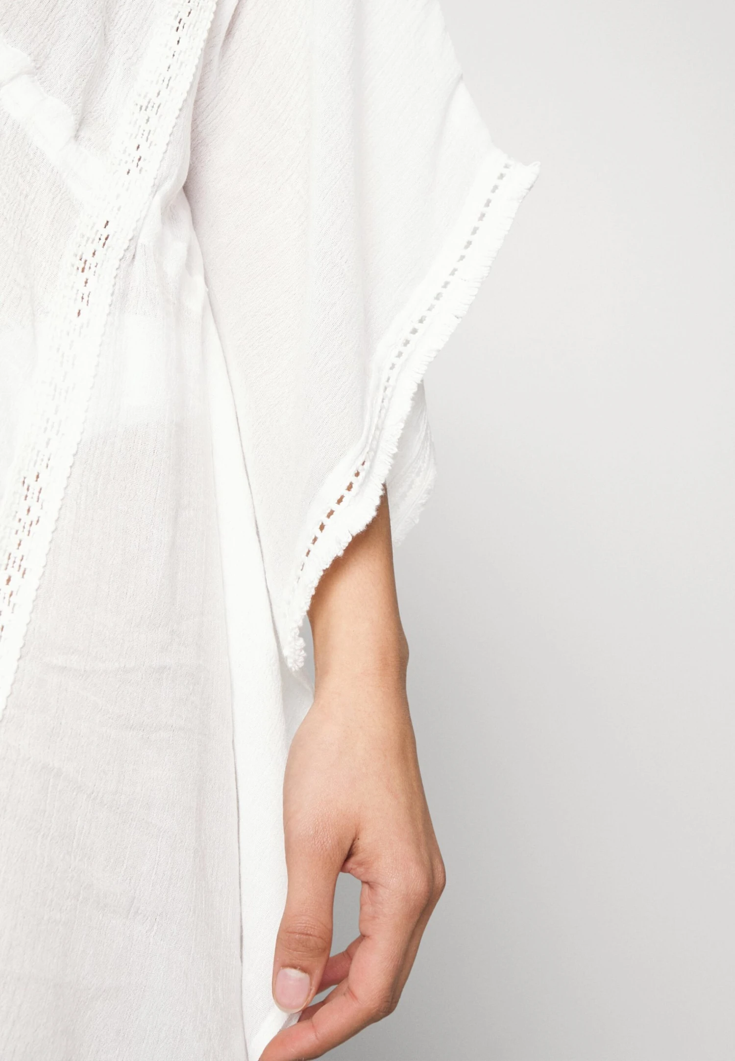 Anna Field Beach Accessory -White 6 Anna Field Beach Accessory -White - Image 6