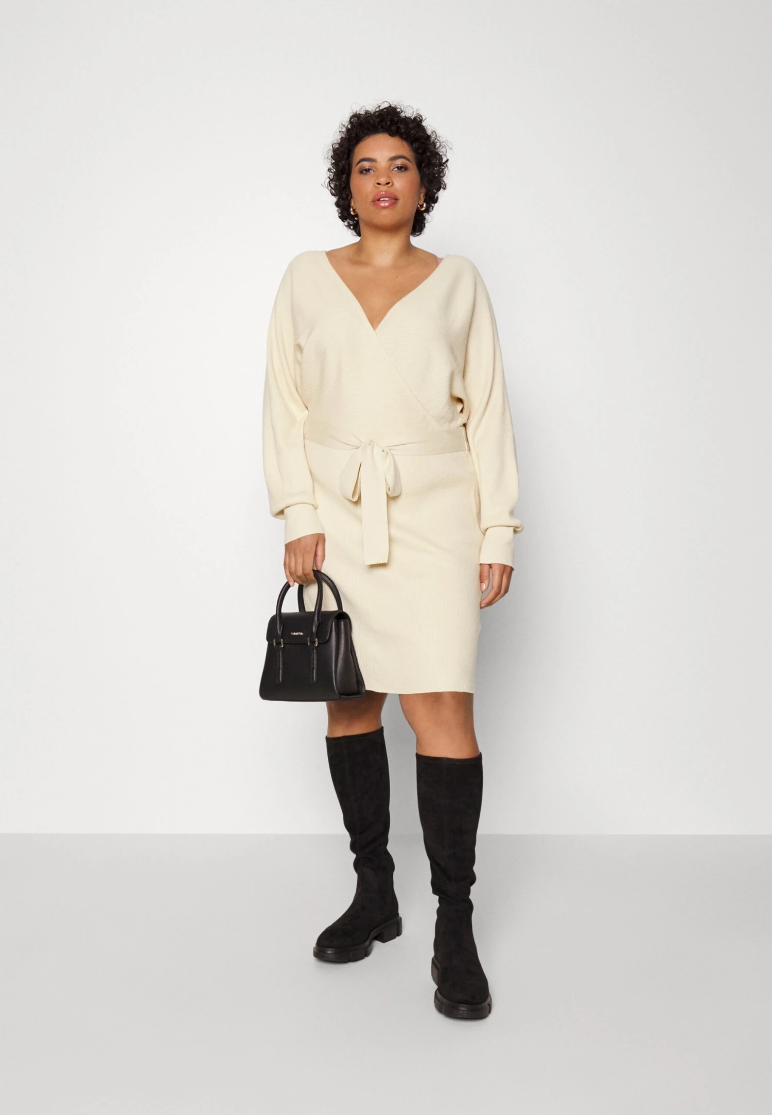 Wrap V Ausschnitt Mini Strickkleid Mit Gürtel - Jumper Dress - Off White 2 Wrap V Ausschnitt Mini Strickkleid Mit Gürtel - Jumper Dress - Off White - Image 2