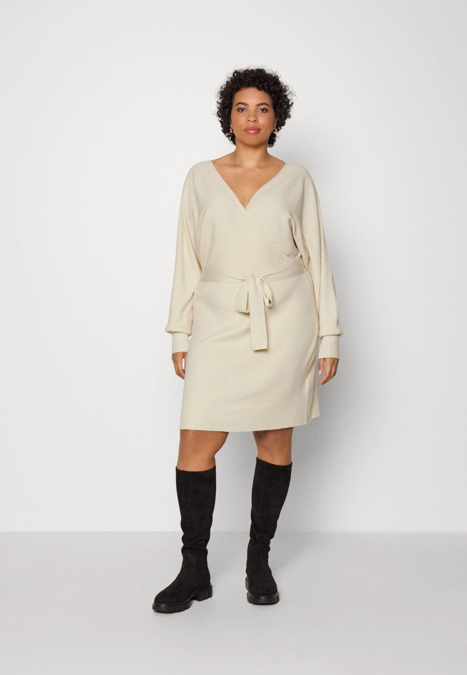 Wrap V Ausschnitt Mini Strickkleid Mit Gürtel - Jumper Dress - Off White 1 Wrap V Ausschnitt Mini Strickkleid Mit Gürtel - Jumper Dress - Off White