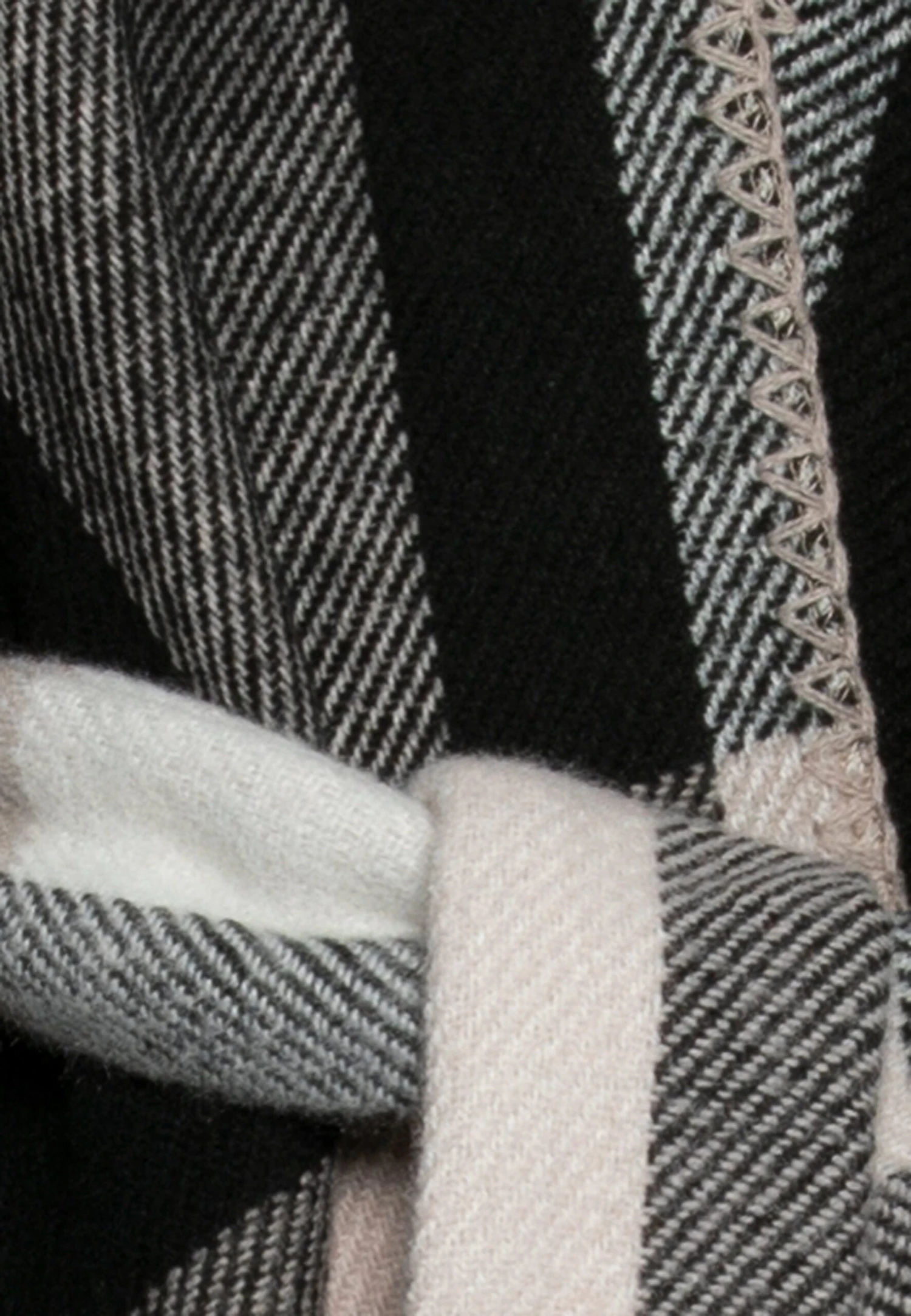 Anna Field Cape - Black/white 3 Anna Field Cape - Black/white - Image 3