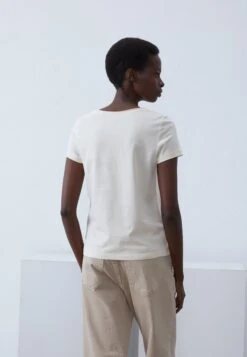 Anna Field 3 PACK - Basic T-shirt - Off-white/beige/red 9 Anna Field 3 PACK - Basic T-shirt - Off-white/beige/red -Fashion ba5f1dfed16d4736a488e49299ac3697