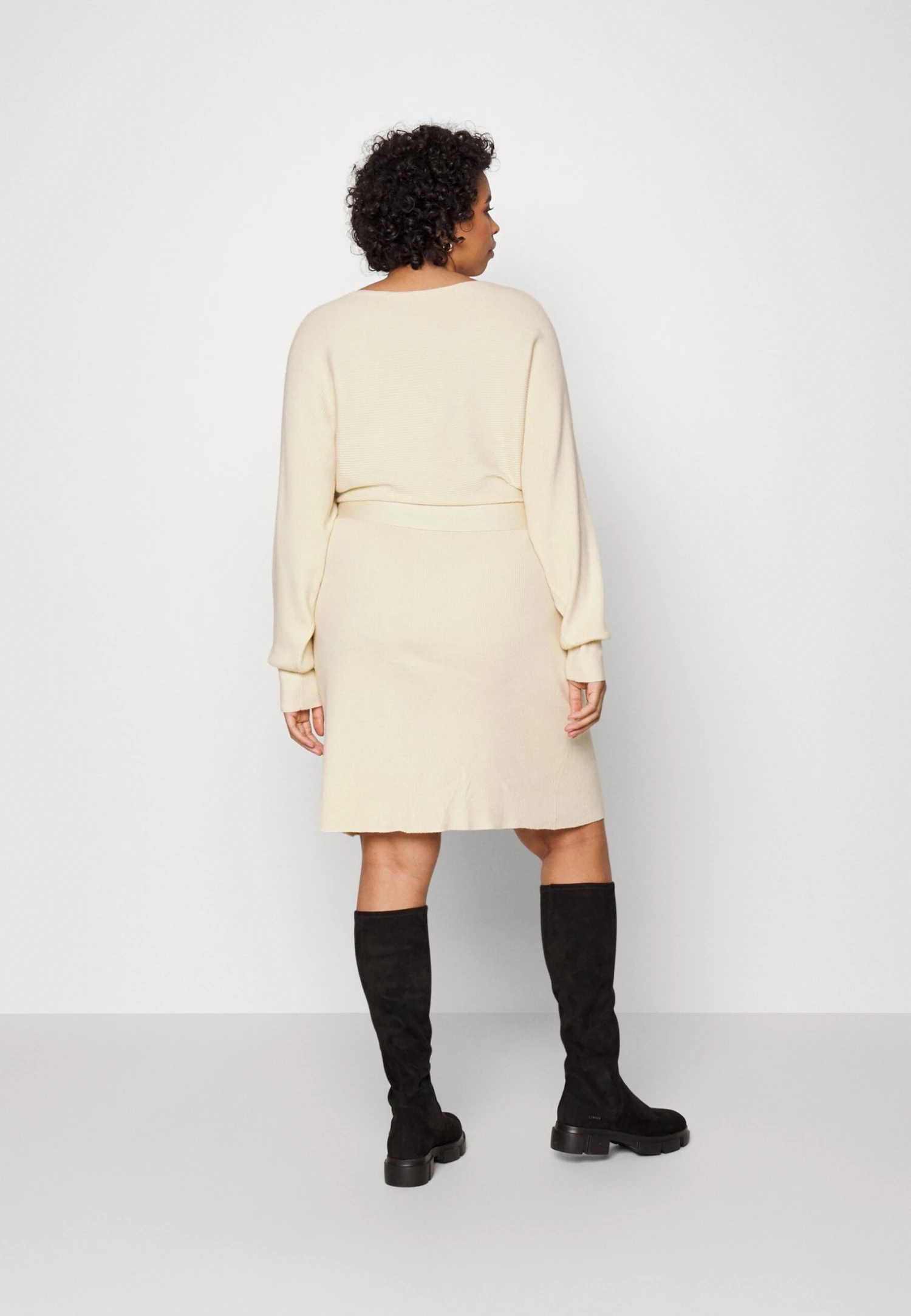 Wrap V Ausschnitt Mini Strickkleid Mit Gürtel - Jumper Dress - Off White 3 Wrap V Ausschnitt Mini Strickkleid Mit Gürtel - Jumper Dress - Off White - Image 3