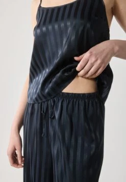 Anna Field SET - Pyjamas - Navy 12 Anna Field SET - Pyjamas - Navy -Fashion cec6a0fa2685467eb2a5aead991dd804