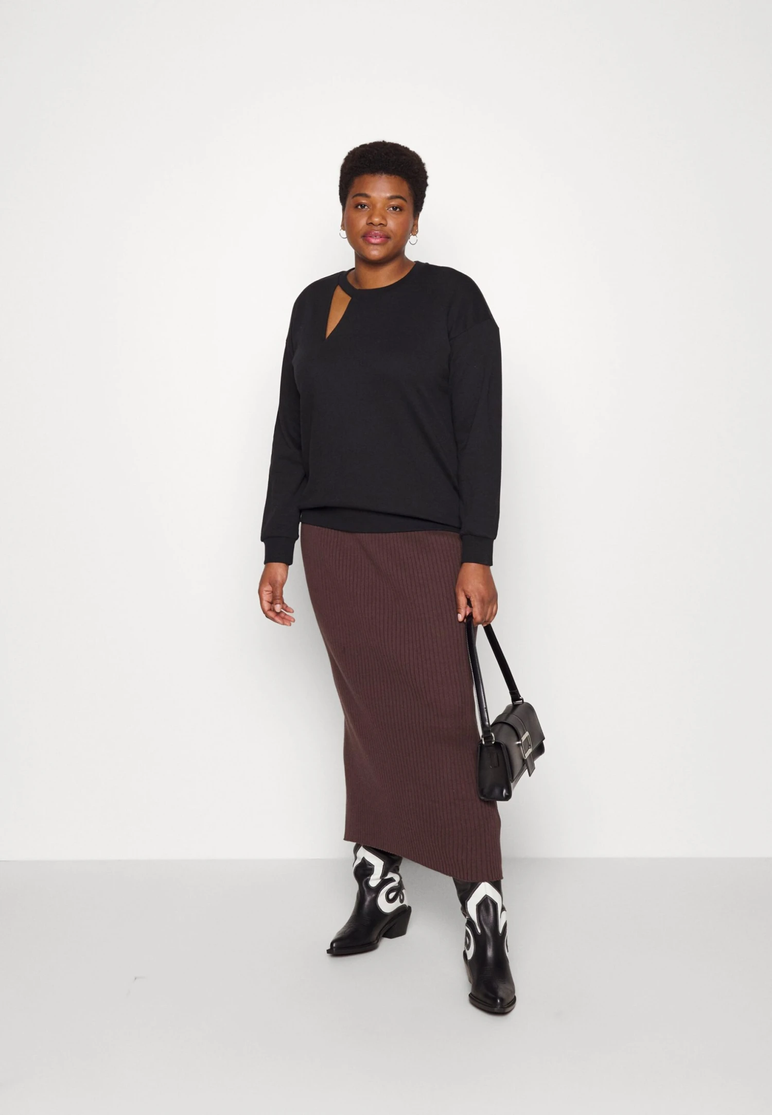 Cut Out Neck Fit - Sweatshirt -Black 2 Cut Out Neck Fit - Sweatshirt -Black - Image 2