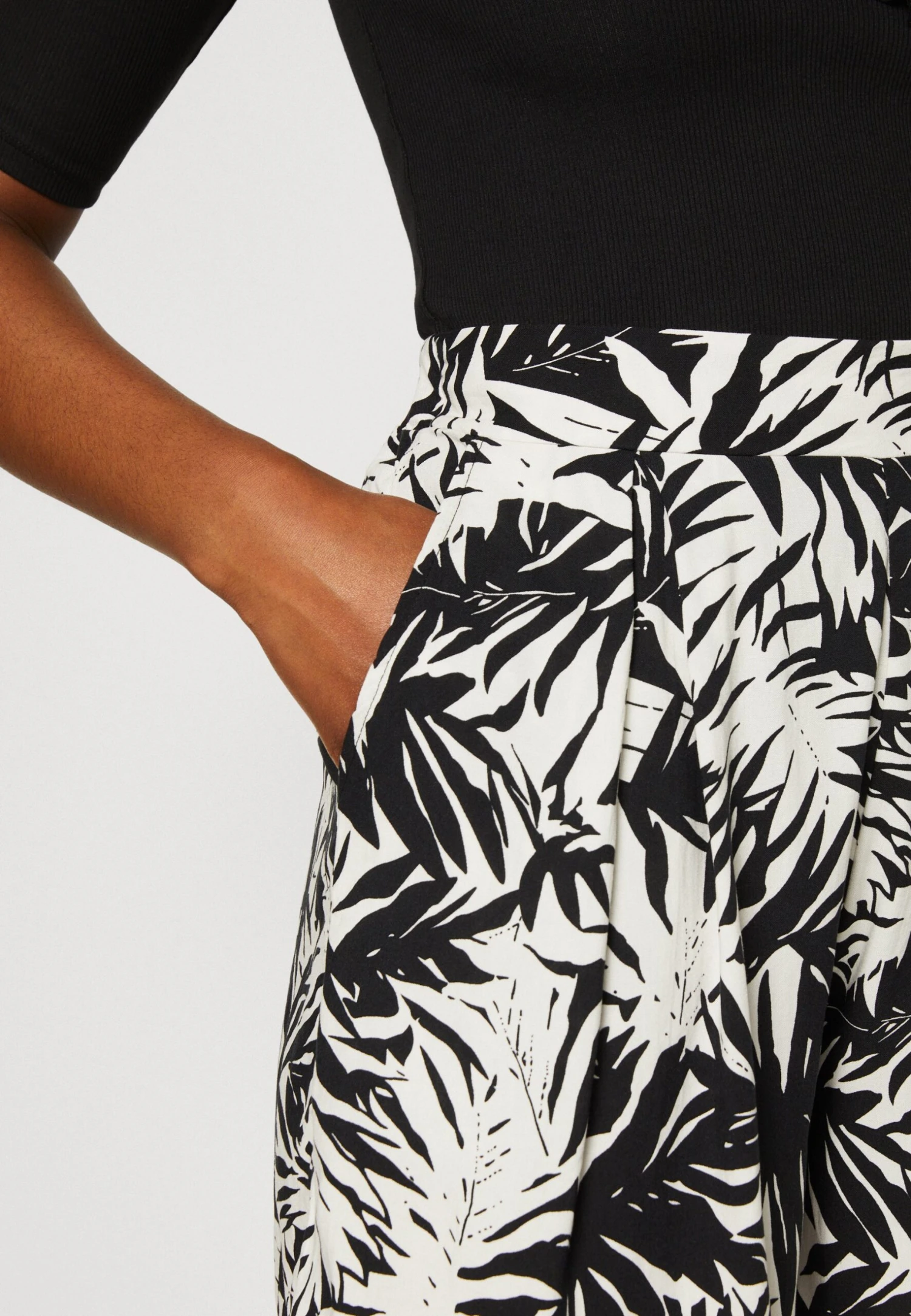 Anna Field Shorts - Black/Off-White 4 Anna Field Shorts - Black/Off-White - Image 4