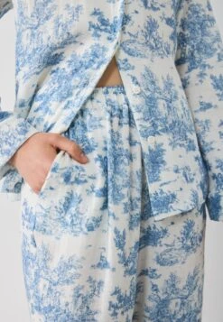 Anna Field SOFT MUSLIN COTTON PRINTED SET - Pyjama Set - White/blue 11 Anna Field SOFT MUSLIN COTTON PRINTED SET - Pyjama Set - White/blue -Fashion f2643aae19db44bf9276824fd5991d14